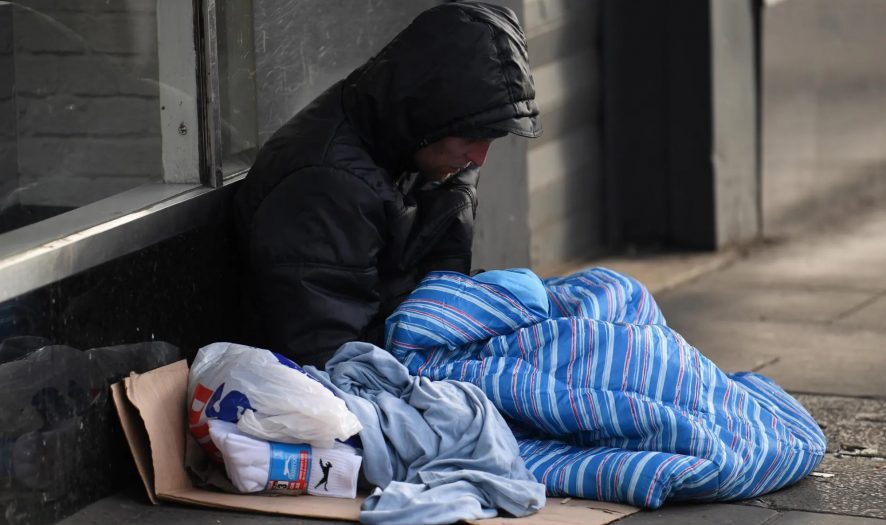 Wroga architektura dla bezdomnych powinna być zabroniona w Holandii