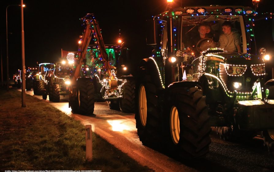 świąteczne traktory na drogach kolorowy konwój