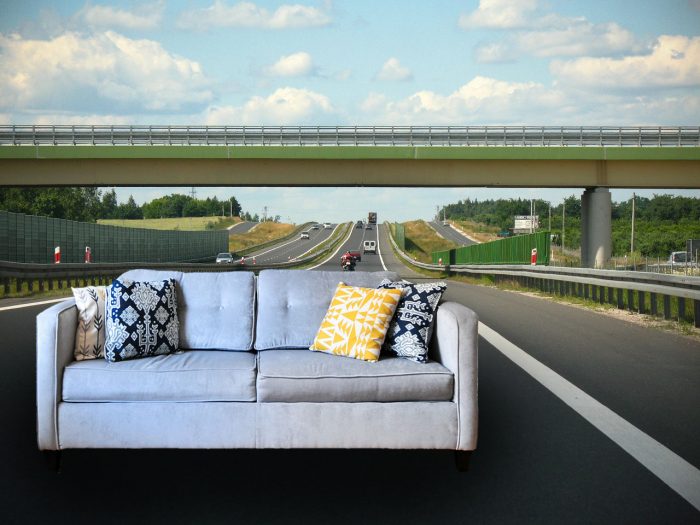 kanapa na autostradzie