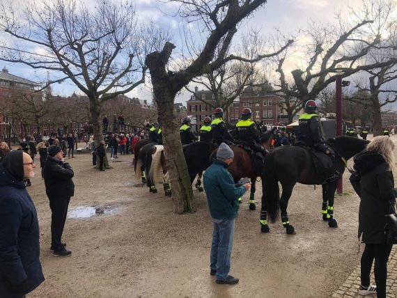 Policja w Amsterdamie brutalnie rozbija nielegalną demonstrację