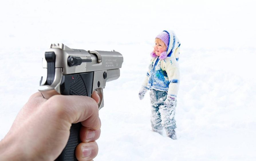 z bronią na śnieżki