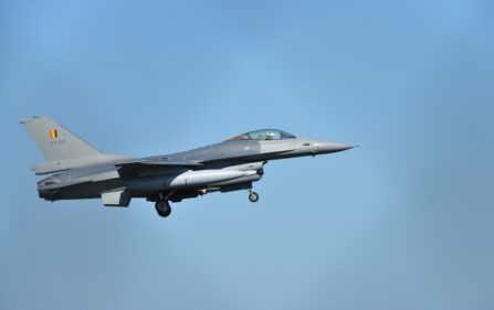 wojskowy samolot f16 wbija się w budynki lotniska