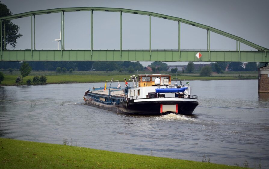 Barka taranuje łodzie i nabrzeże w Leeuwarden