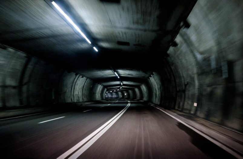Chaos drogowy i zamknięty tunel z powodu grypy