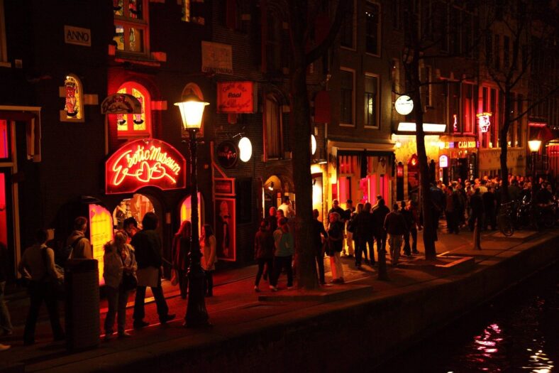 Dzielnica czerwonych latarni w Amsterdamie – nocne życie Holandii