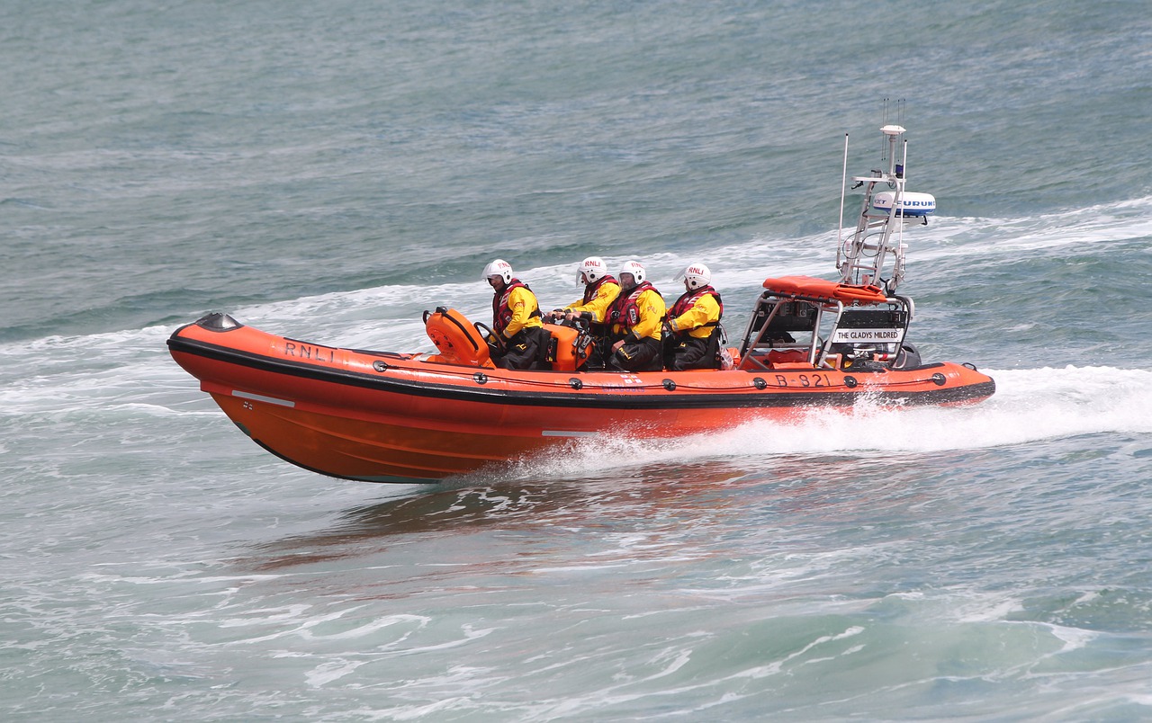 Спасательные лодки пвх. Royal National Lifeboat. Спасательный катер Lifeboat RNLI. Спасательная шлюпка Lifeboat ff1200. Спасение лодки.