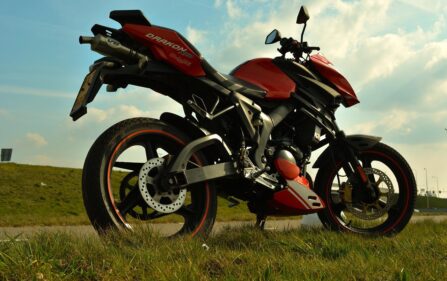 Motocyklista zaszalał po całości