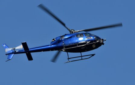 Helikopter rozsypuje dziwny proszek