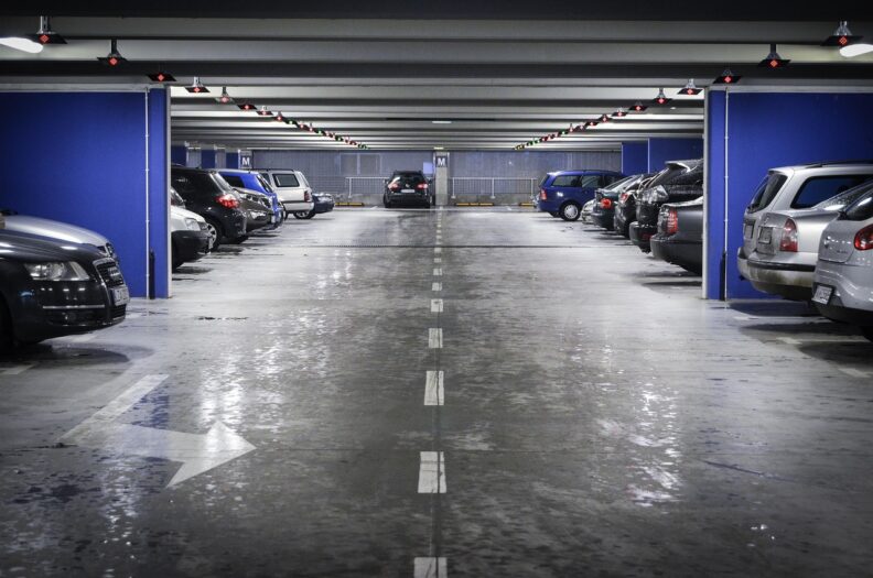 112 aut wreszcie opuszcza parking przy szpitalu św. Antoniego w Nieuwegein