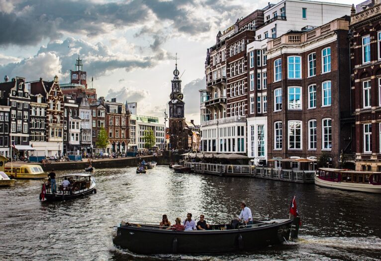 Amsterdam podnosi podatki dla odwiedzających miasto