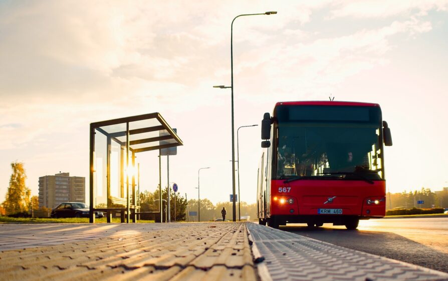 Mężczyzna z bombą w holenderskim autobusie?