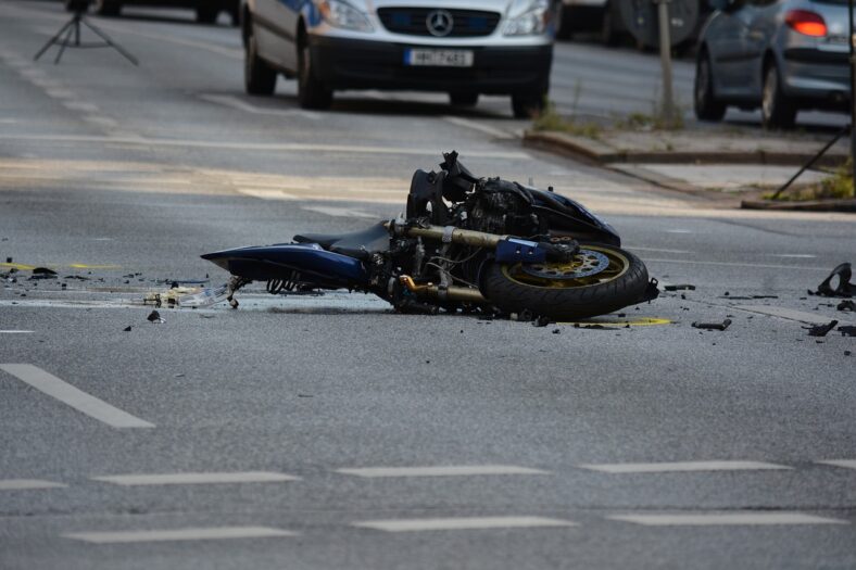 Celowo wjechał w parę na motocyklu