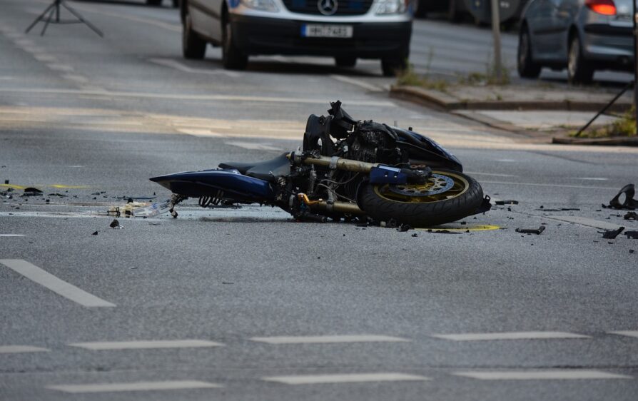 Celowo wjechał w parę na motocyklu