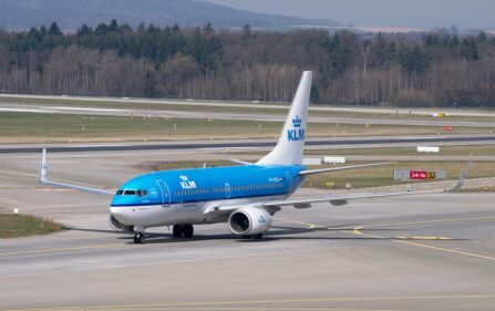 Płomienie buchają z silnika samolotu KLM