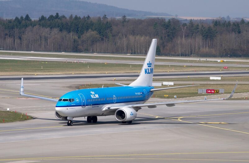 Płomienie buchają z silnika samolotu KLM