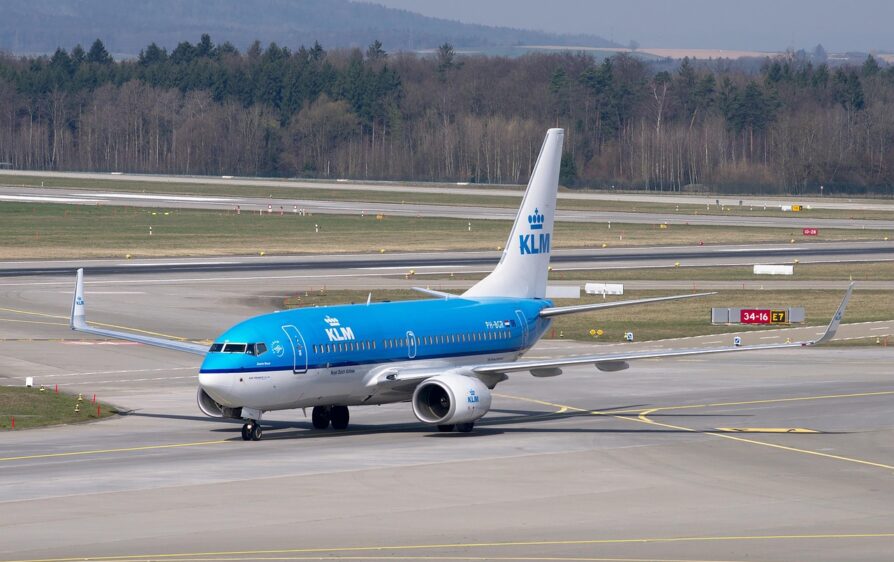 Płomienie buchają z silnika samolotu KLM