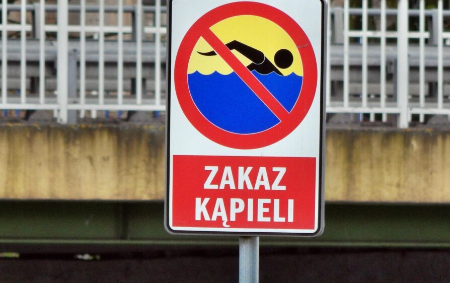 Śmiertelnie niebezpieczna, toksyczna piana nad morzem