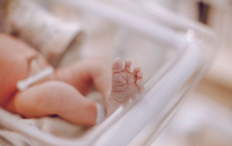 Noworodki zagrożone Holandia ma poważny problem z opieką poporodową