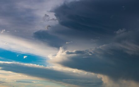 KNMI ostrzega: Ekstremalne zjawiska pogodowe mogą uderzyć w Holandię. Scenariusze wyglądają jak z filmu!