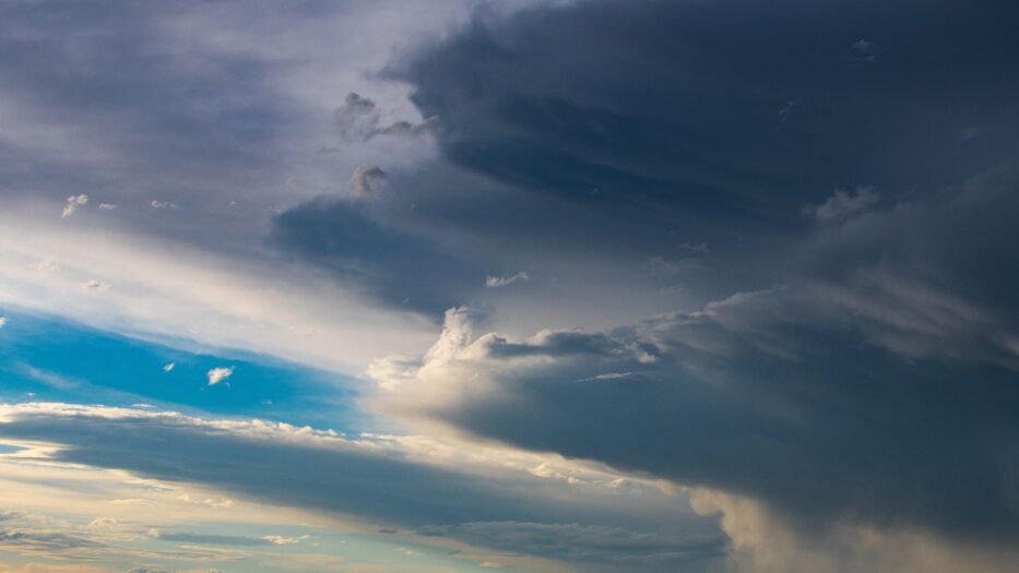 KNMI ostrzega: Ekstremalne zjawiska pogodowe mogą uderzyć w Holandię. Scenariusze wyglądają jak z filmu!