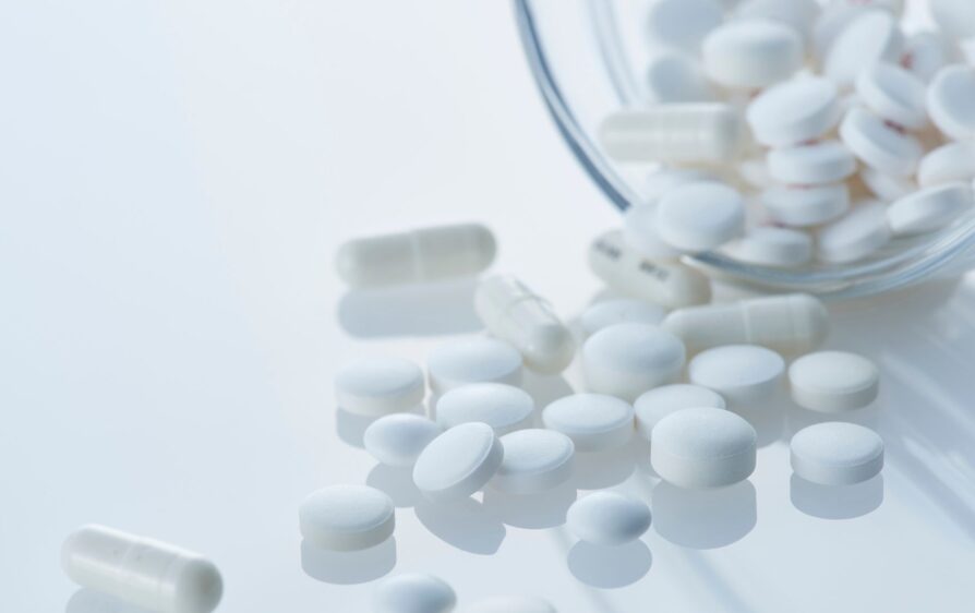 Skutki sprzedaży fałszywych leków groźniejsze niż sądzono. Co najmniej 13 ofiar śmiertelnych.