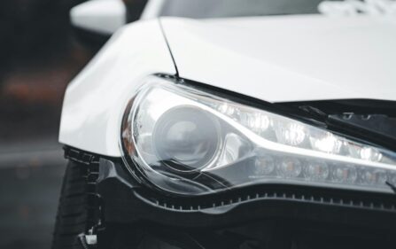 Agresywny mężczyzna zatrzymany po wypadku w Andelst. Pod samochodem odkryto dużą sumę pieniędzy