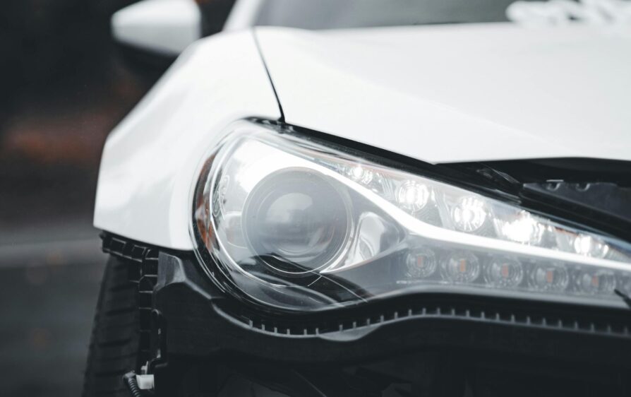 Agresywny mężczyzna zatrzymany po wypadku w Andelst. Pod samochodem odkryto dużą sumę pieniędzy