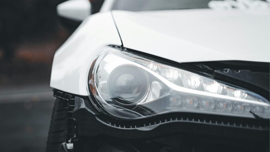 Agresywny mężczyzna zatrzymany po wypadku w Andelst. Pod samochodem odkryto dużą sumę pieniędzy